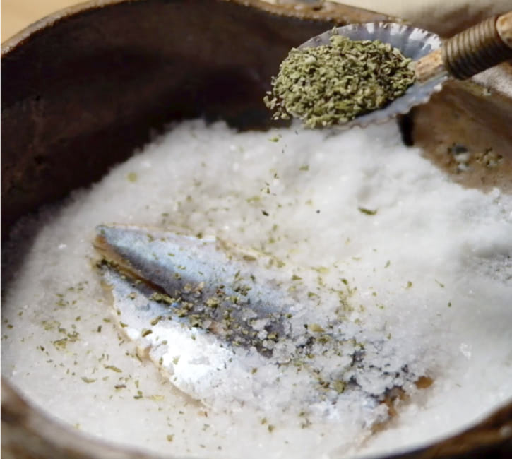 Curando la sardina en sal y especias